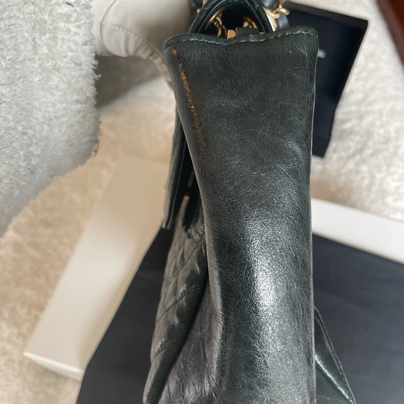 Chanel Flap bag in green chevron with gold hardware. Medium - Picture 13 of 13